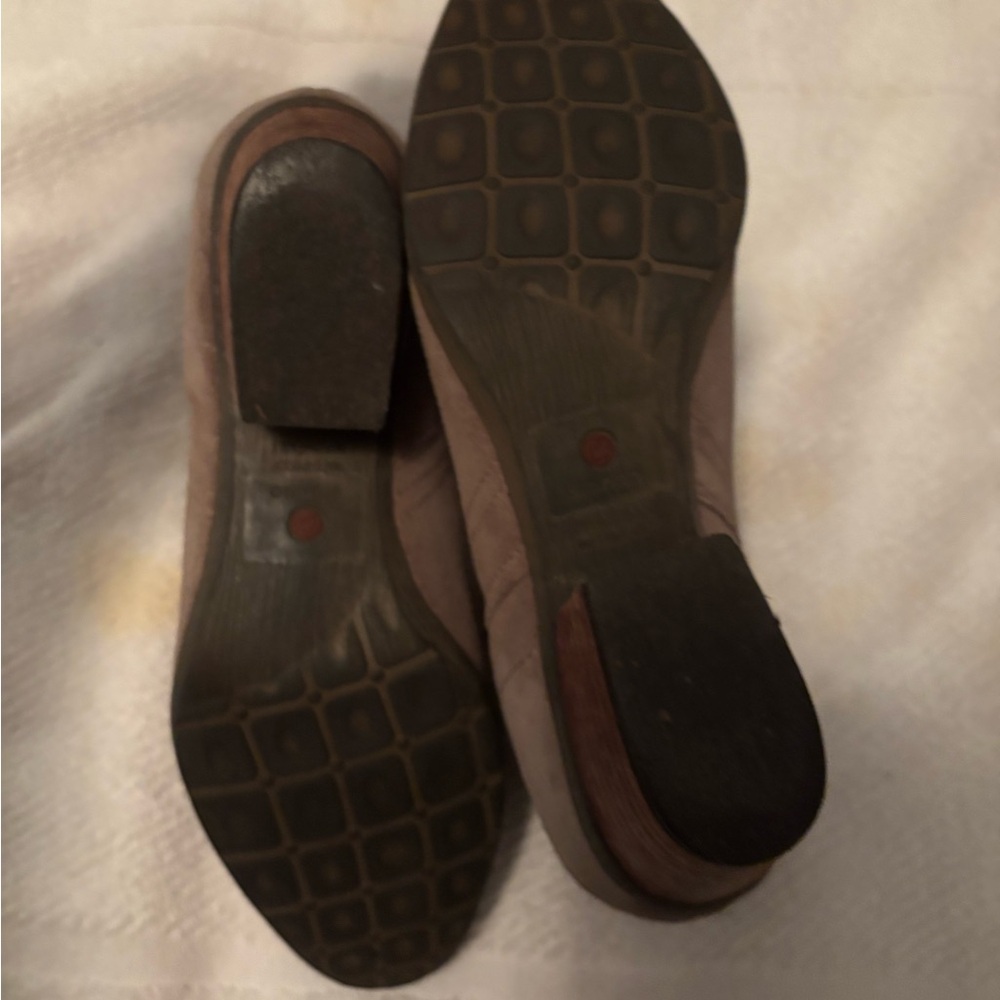 Blondo Taupe Suede Ankle Boots (8) - Picture 4 of 17